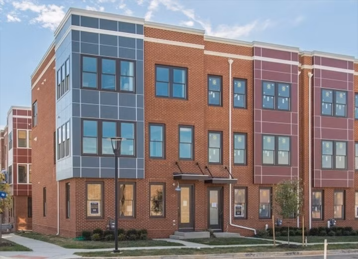 Khu chung cư hiện có 165 căn hộ, trong đó 44 căn là nhà ở giá rẻ, dành cho người thu nhập thấp. Khu chung cư gồm 84 căn hộ một phòng ngủ và 81 căn hộ hai phòng ngủ với giá thuê hàng tháng từ 1.372 đến 2.700 USD (tương đương 36 - 71 triệu đồng). Ảnh: Alexander Company