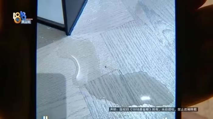 Theo Zhong, ngày 13/8, khi sửa toàn bộ căn nhà, bật điều hòa phòng ngủ, cô phát hiện nước chảy ra từ góc tường và tràn ra từ đáy tủ gần đó. Ảnh: 1818 Golden Eyes