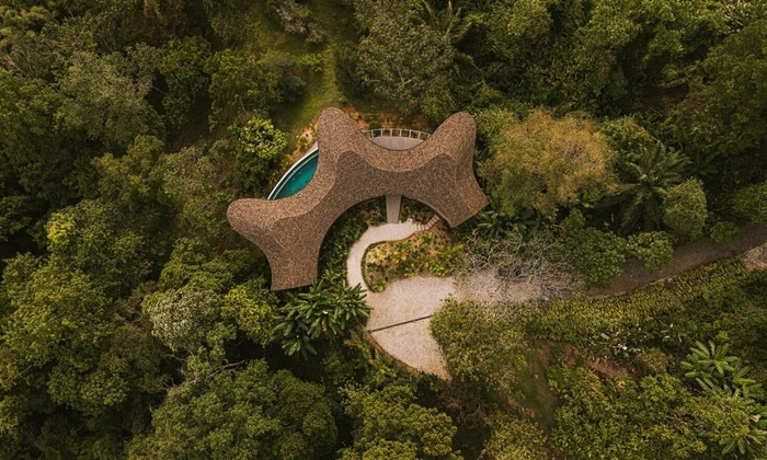 Nằm trên sườn núi biệt lập tại Bahía Ballena (Costa Rica) hướng trọn tầm nhìn ra biển, ngôi nhà được thiết kế cho cặp vợ chồng người Thụy Sĩ, với mong muốn xây dựng không gian sống gần gũi thiên nhiên. Ảnh: Alvaro Fonseca
