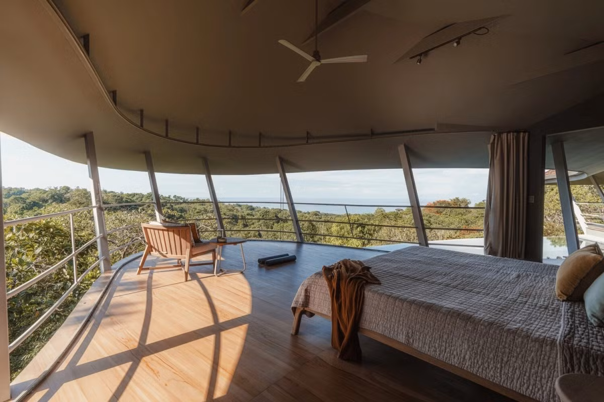 Cột thép nghiêng kết hợp lan can thấp đảm bảo tầm nhìn thông suốt. Ảnh: Alvaro Fonseca