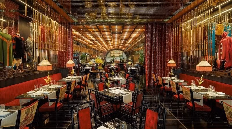 Nhà hàng chính trong khách sạn thiết kế theo phong cách Art Deco kết hợp Đông Dương hiện đại. Ảnh: Yiwin