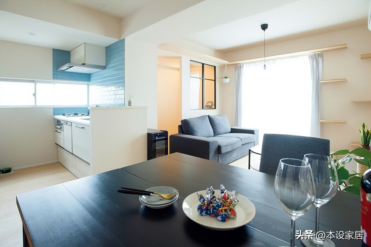 Bàn gỗ tối màu và hai chiếc ghế đơn tạo thành góc ăn tối ấm áp. Ảnh: Toutiao