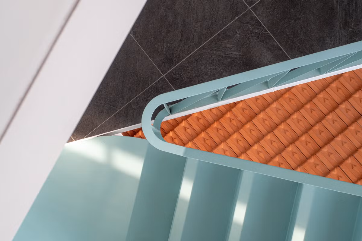 Các đường mái đan xen bao quanh sân chung nhẹ nhàng gợi lên tiềm thức, mang đến cảm giác quen thuộc cho những người đã rời xa quê hương. Ảnh: Dung Huỳnh