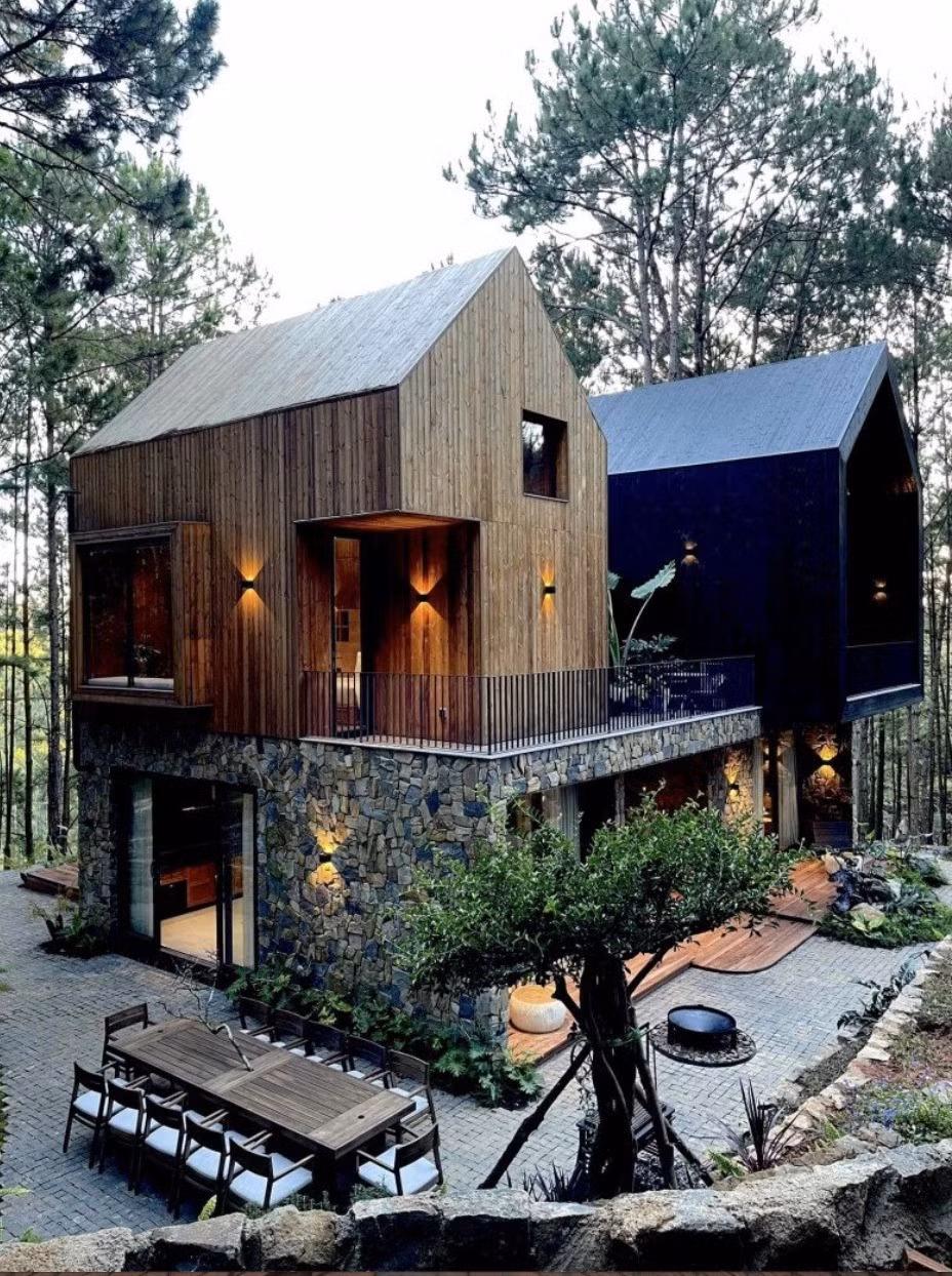 Biệt thự nằm giữa rừng thông, bao quanh bởi thiên nhiên xanh mướt và tiếng gió vi vu. Ảnh: FBNV