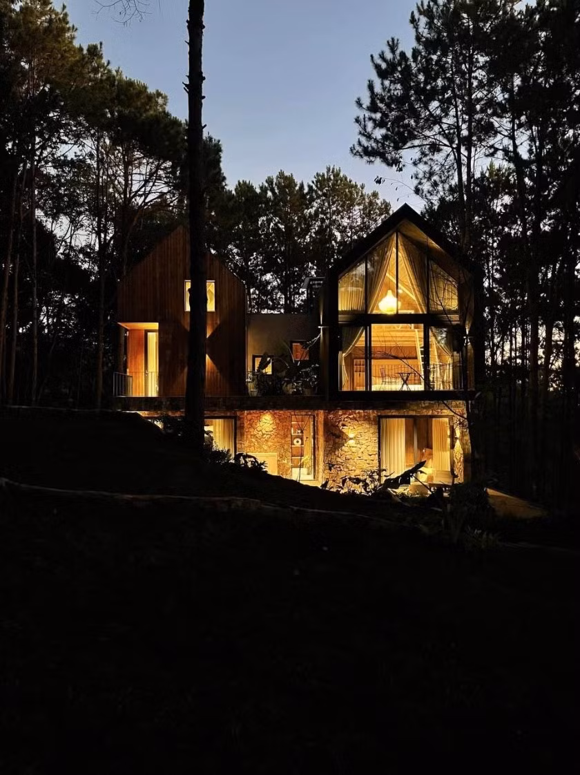 Căn biệt thự thiết kế nhiều cửa kính, đón nắng, tạo cảm giác mở và chan hòa với thiên nhiên. Ảnh: FBNV