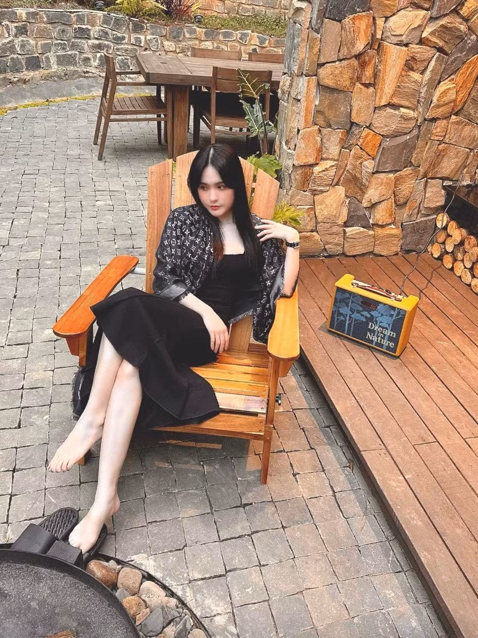 Trước khi vướng ồn ào, vợ chồng Đoàn Di Băng từng hé lộ căn biệt thự nằm giữa rừng thông Đà Lạt, được ví như "chốn nghỉ dưỡng trong mơ". Ảnh: FBNV