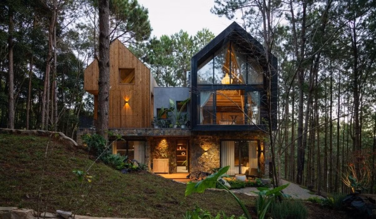 Biệt thự gồm 3 tầng, bao gồm cả tầng hầm, được thiết kế theo phong cách hiện đại kết hợp sự ấm cúng, gần gũi đúng chất Đà Lạt. Ảnh: FBNV