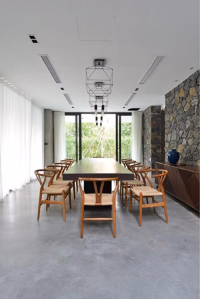 Phòng ăn rộng rãi, có tầm nhìn hướng ra sân vườn. Ảnh: X1 Architect