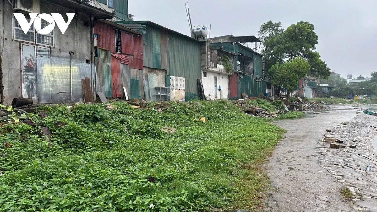 Nhiều phế liệu tạm bị bỏ lại chưa được thu dọn.