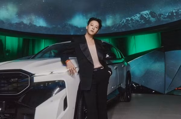 Theo SCMP, các hợp đồng quảng cáo với BMW, Airbnb, Vogue, Giuseppe Zanotti và Shinsegae mang về cho G-Gragon từ 1 - 2 triệu USD mỗi hợp đồng. Ảnh: L'Officiel