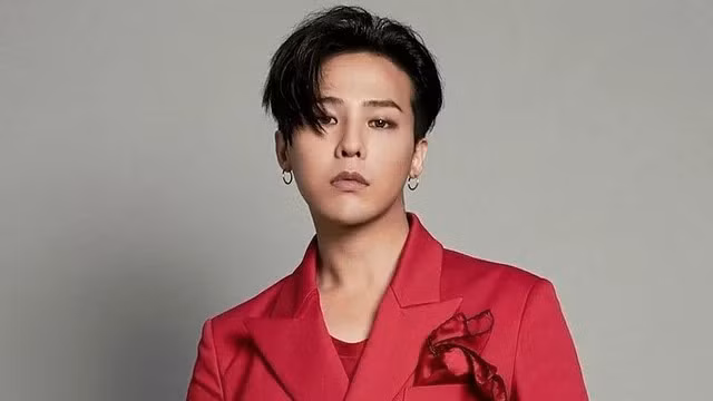 Bên cạnh đó, G-Dragon còn ra mắt thương hiệu Peaceminusone vào năm 2016, chuyên về quần áo, phụ kiện và giày dép. Thủ lĩnh của BigBang còn có nguồn thu khác khi trở thành đại sứ thương hiệu cho Chanel từ năm 2016, xuất hiện trong các chiến dịch quảng cáo toàn cầu. Ảnh: Instagram