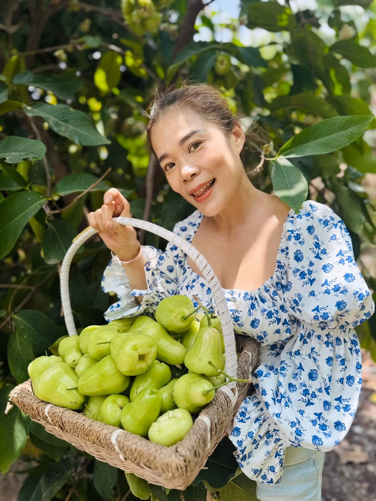 Mỹ Lệ khoe thành quả hái mận trong vườn. Ảnh: FB Hoàng Thị Mỹ Lệ