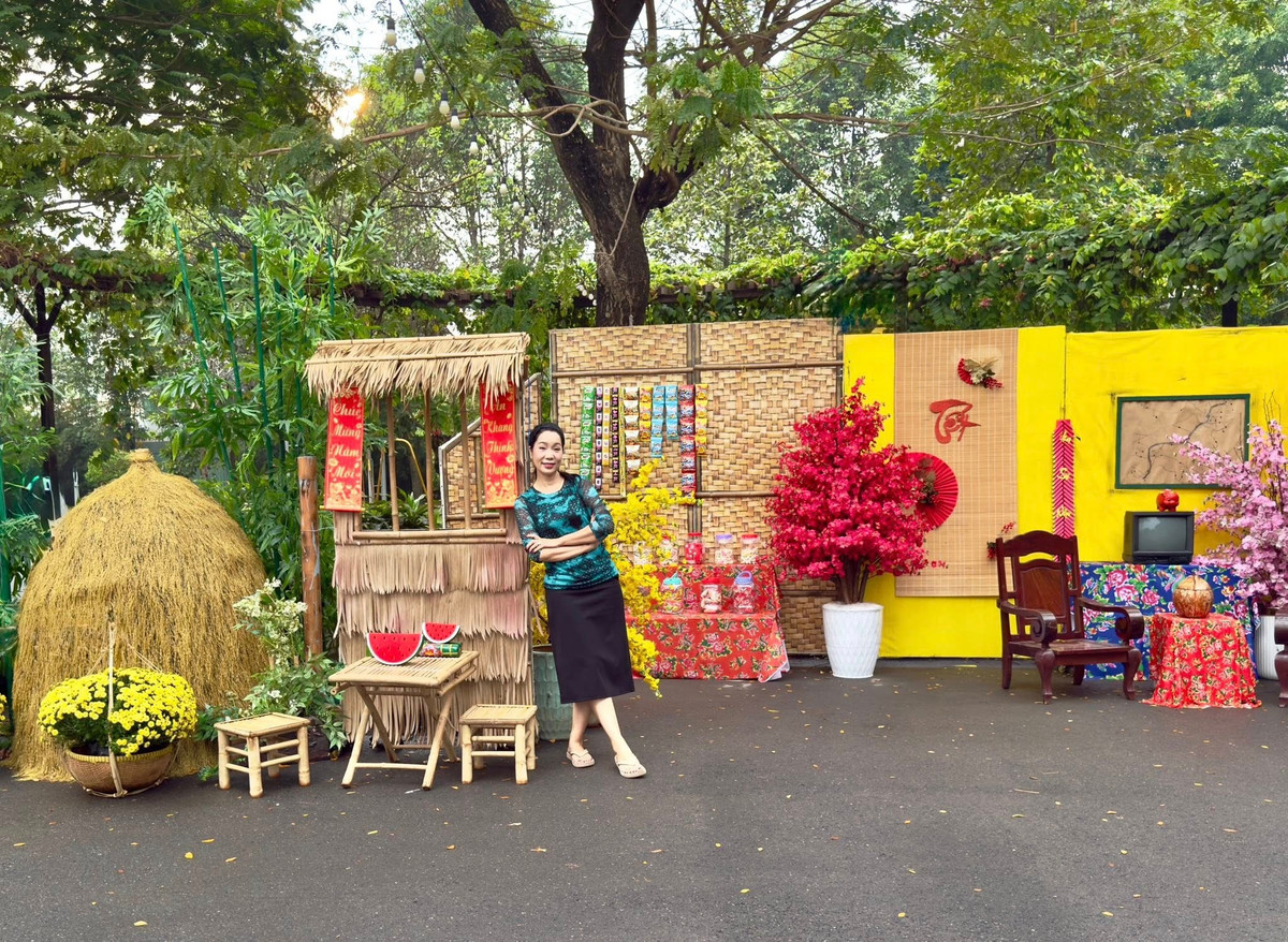 Tường rào đan tre tỉ mỉ thành phông nền hoàn hảo cho gian hàng bánh kẹo. Ảnh: FB Trịnh Kim Chi