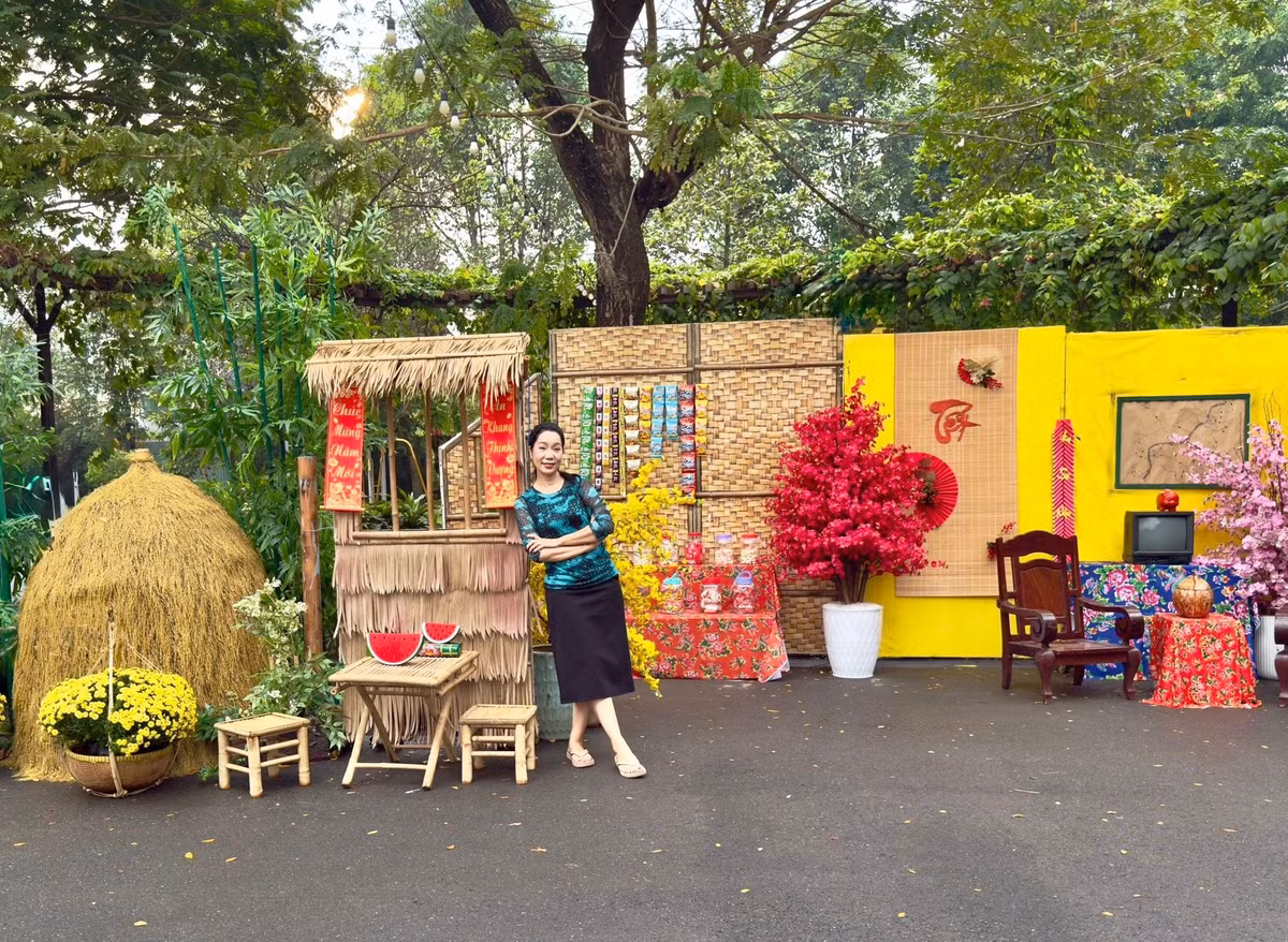 Tường rào đan tre tỉ mỉ thành phông nền hoàn hảo cho gian hàng bánh kẹo. Ảnh: FB Trịnh Kim Chi