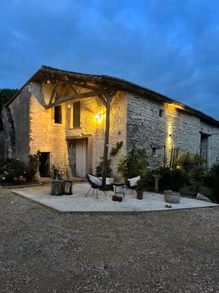 Hiện tại, vợ chồng Lolly và Sean đã hoàn thành một số phòng nghỉ và chuẩn bị chào đón du khách. Ảnh: La Galiserie