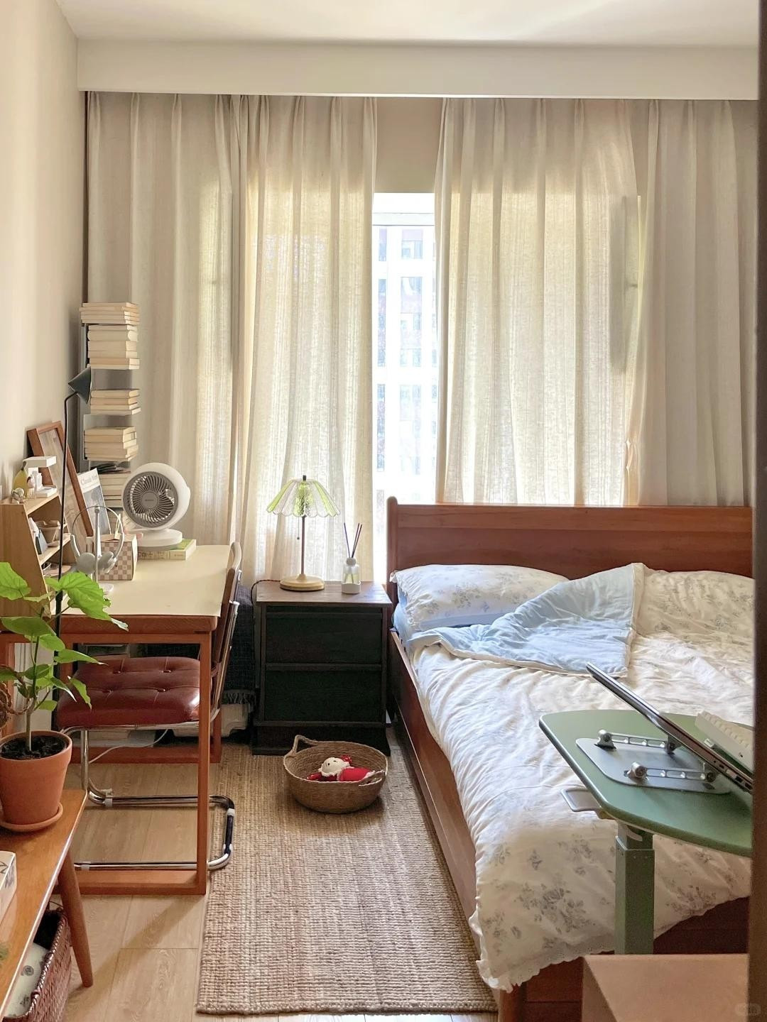 Phòng ngủ đơn giản, ngập tràn ánh sáng. Ảnh: Toutiao