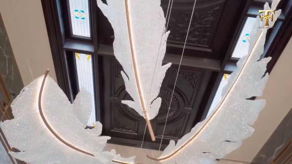 Ngoài ra còn có một dàn đèn hình nốt nhạc bên trong phòng đón khách. Ảnh chụp màn hình