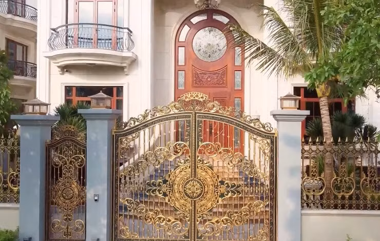 Việt Hương vốn được biết đến là "đại gia ngầm" của showbiz Việt. Nữ nghệ sĩ đang sống trong căn biệt thự rộng tới 1.500m2 tại TP HCM. Ảnh: FB Việt Hương