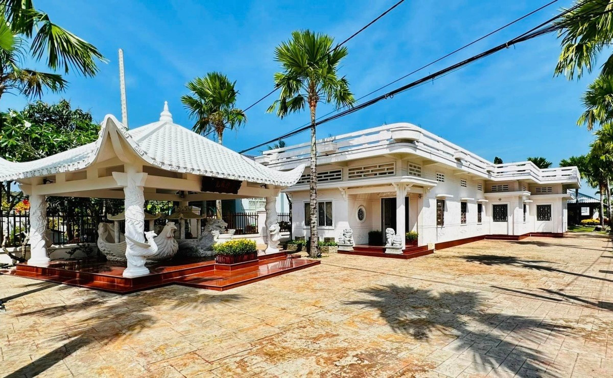 Căn nhà được bố mẹ anh xây từ năm 1983. Sau khi các anh em dọn ra riêng, Lâm Hùng là người giữ gìn, sửa sang lại làm nơi thờ tự. Ảnh: Vietnamnet