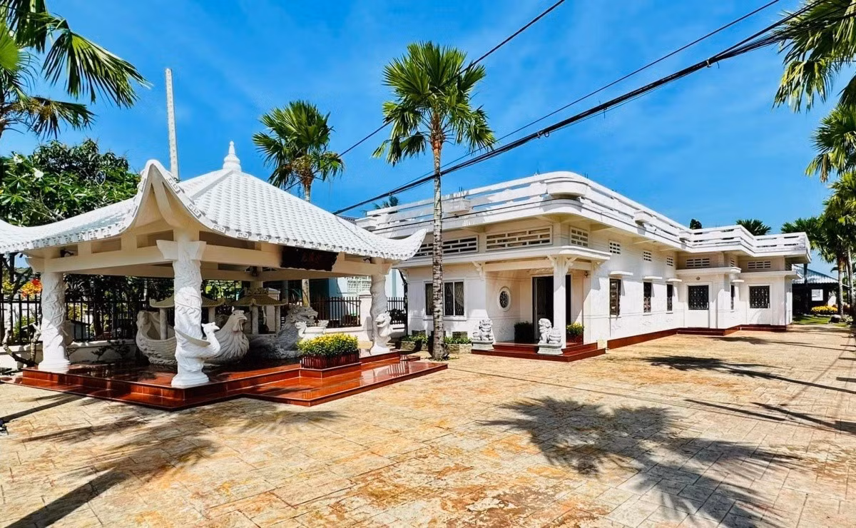 Căn nhà được bố mẹ anh xây từ năm 1983. Sau khi các anh em dọn ra riêng, Lâm Hùng là người giữ gìn, sửa sang lại làm nơi thờ tự. Ảnh: Vietnamnet