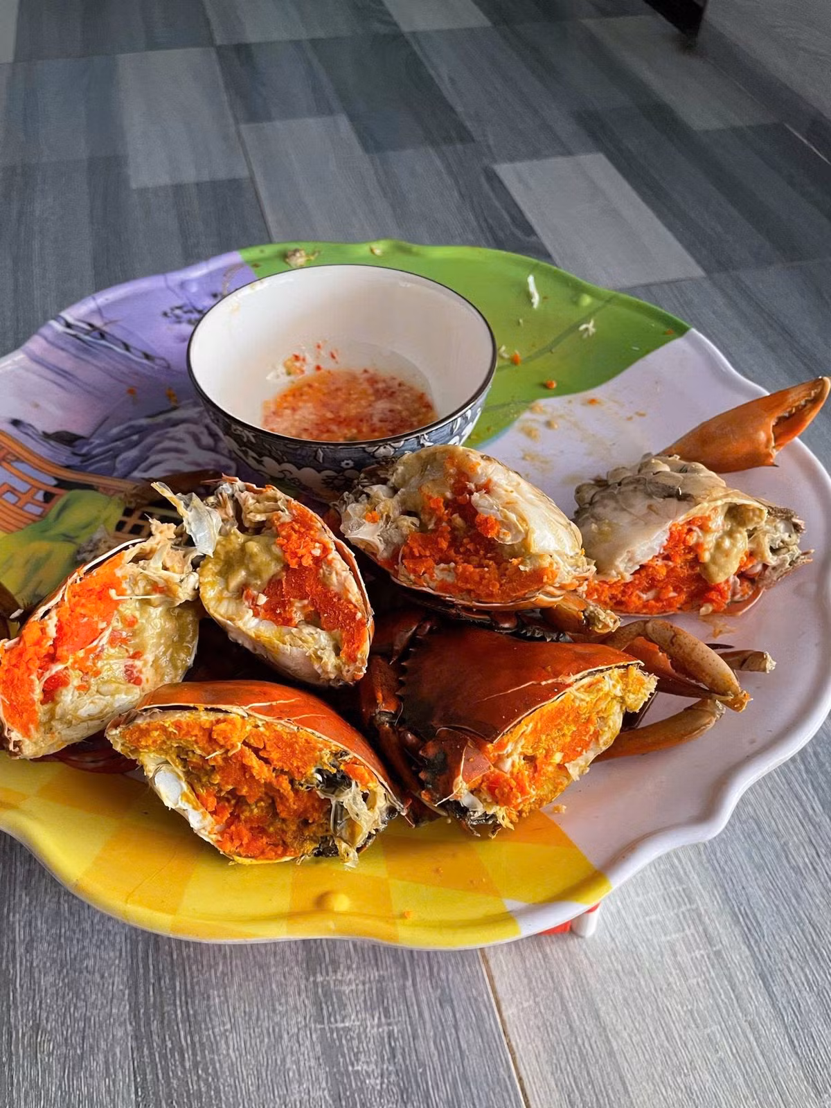 Trong đó, cua gạch son Cà Mau được săn đón nhất, với phần gạch đỏ au béo bùi, không tanh, được ví như “vàng tinh túy” trong thế giới cua Việt. Ảnh: Facebook