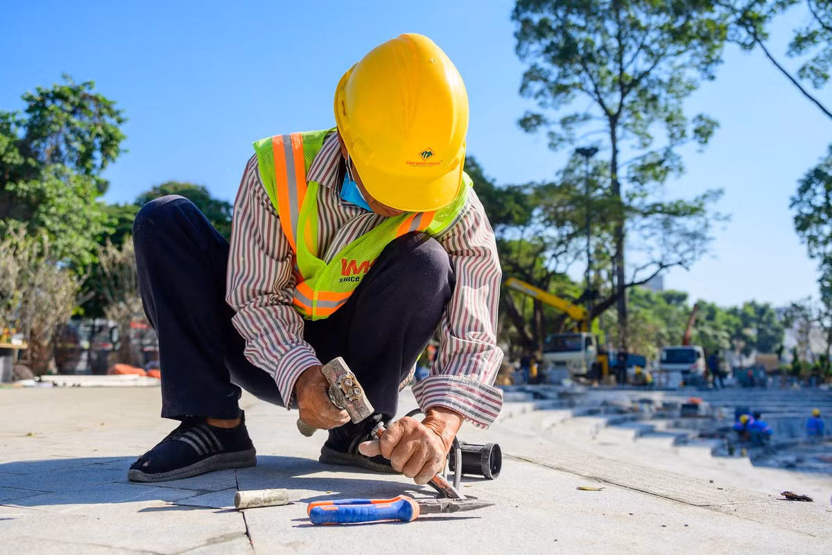 Đơn vị thi công đang duy trì tiến độ cao để kịp hoàn thành toàn bộ công trình theo kế hoạch. Hệ thống chiếu sáng nghệ thuật, thiết bị phụ trợ và các hạng mục cảnh quan còn lại đang được hoàn thiện trong những ngày tới.