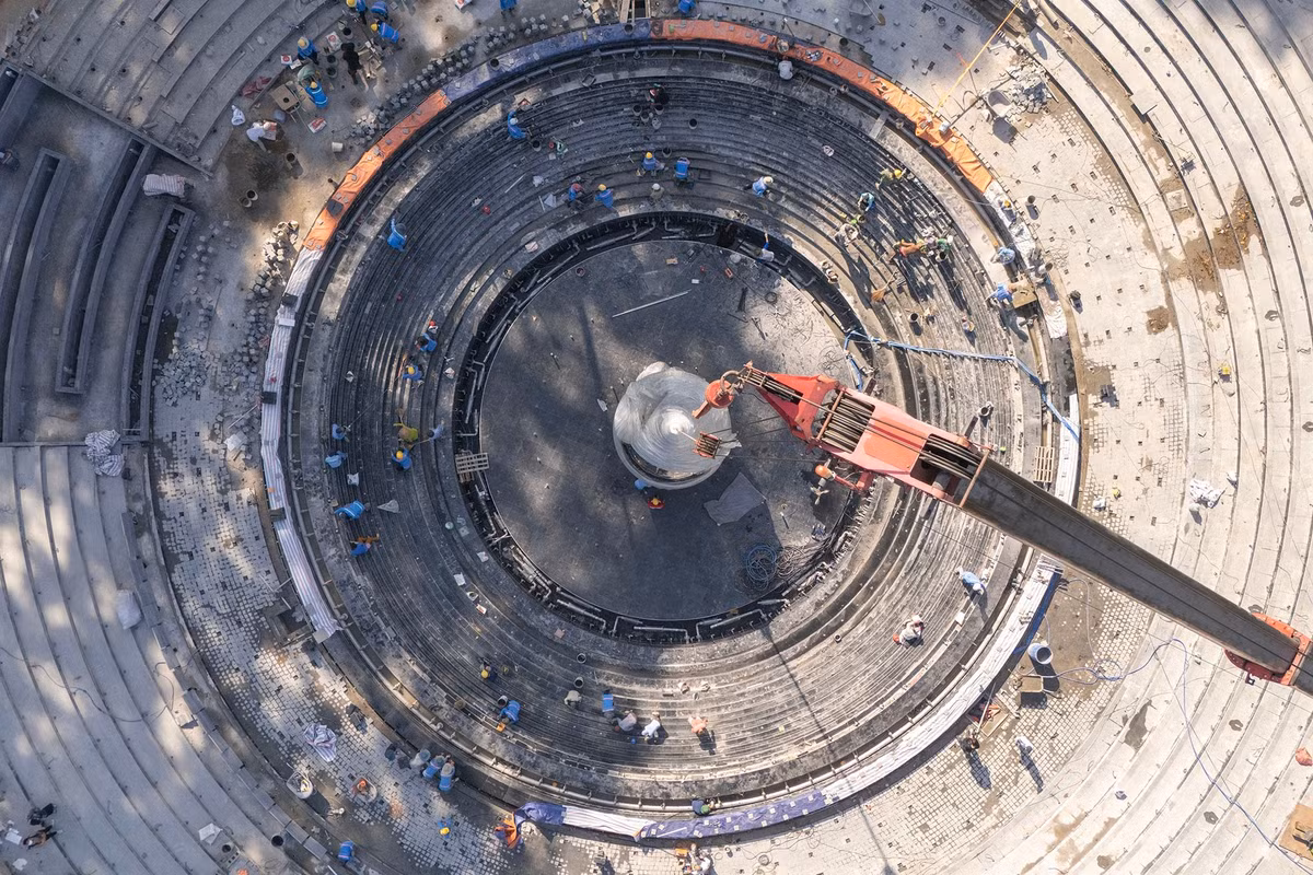 Hồ nước bao quanh biểu tượng Giọt nước mắt được thiết kế tạo hiệu ứng lan tỏa, gợi hình ảnh những vòng sóng đồng tâm. Theo đơn vị thiết kế, yếu tố nước, ánh sáng và cây xanh được sử dụng nhằm tạo cảm giác lắng đọng, phù hợp với tính chất của một không gian tưởng niệm.