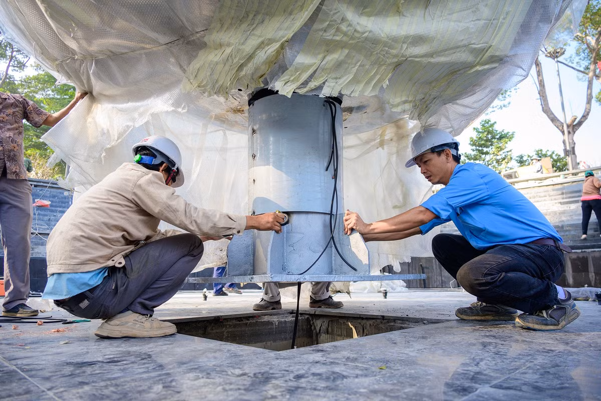 Theo ghi nhận, quá trình hạ đặt Giọt nước mắt diễn ra căng thẳng do yêu cầu kỹ thuật cao. Công nhân liên tục đo đạc, căn chỉnh để bảo đảm tác phẩm được đặt đúng trục thiết kế, cân đối với mặt hồ và không gian xung quanh.