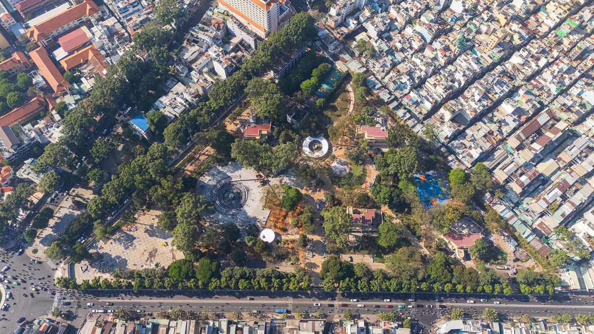 Đài tưởng niệm nạn nhân Covid-19 được xây dựng trong khuôn viên công viên rộng hơn 4 ha, tại khu đất số 1 Lý Thái Tổ, nơi từng được cải tạo, chỉnh trang trong thời gian qua. Công trình được định hướng là không gian công cộng kết hợp tưởng niệm, phục vụ nhu cầu sinh hoạt và ghi nhớ của người dân.