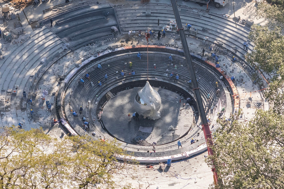 Đại diện đơn vị thi công cho biết biểu tượng được sản xuất theo thiết kế riêng, vận chuyển về Việt Nam bằng đường biển, sau đó lắp ráp các chi tiết tại công trường trước khi hạ đặt hoàn chỉnh.