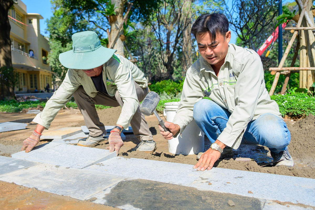 Dọc các lối đi bộ, công nhân khẩn trương lát đá, vệ sinh bề mặt và chỉnh sửa các chi tiết kỹ thuật. Khu vực ven hồ nước được kiểm tra lại hệ thống cấp - thoát nước, bảo đảm vận hành ổn định khi đưa vào sử dụng.