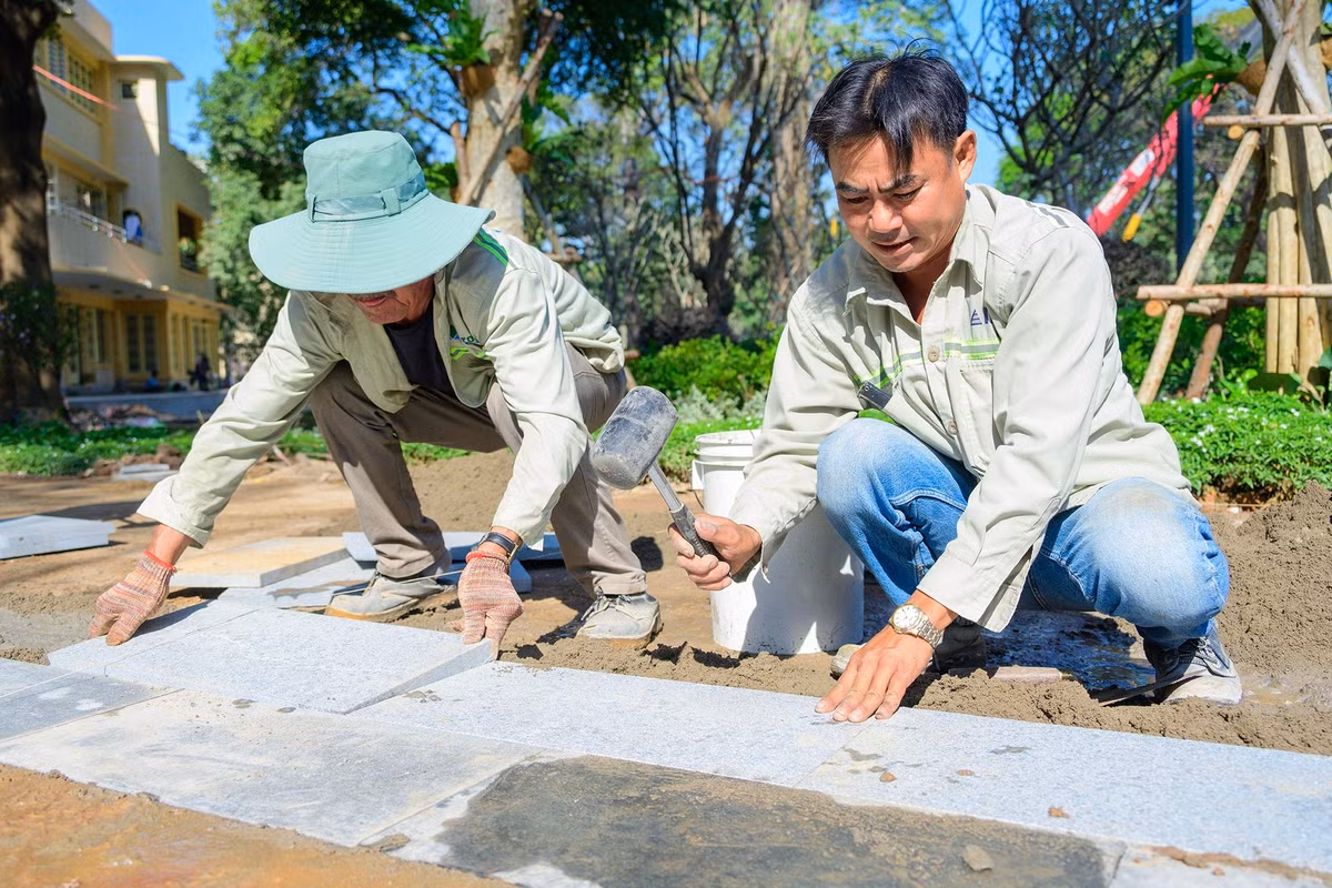 Dọc các lối đi bộ, công nhân khẩn trương lát đá, vệ sinh bề mặt và chỉnh sửa các chi tiết kỹ thuật. Khu vực ven hồ nước được kiểm tra lại hệ thống cấp - thoát nước, bảo đảm vận hành ổn định khi đưa vào sử dụng.