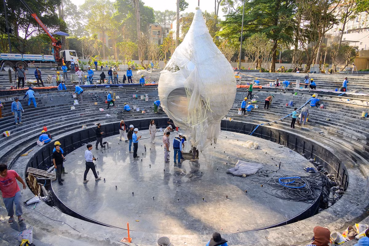 Biểu tượng Giọt nước mắt cao khoảng 6 m, được chế tác bằng kim loại sáng bóng. Bề mặt tác phẩm có khả năng phản chiếu hình ảnh môi trường và người đứng đối diện. Phần rỗng bên trong được tạo hình trái tim, kết hợp với hệ thống chiếu sáng để tạo hiệu ứng thị giác khi công trình hoàn thiện.