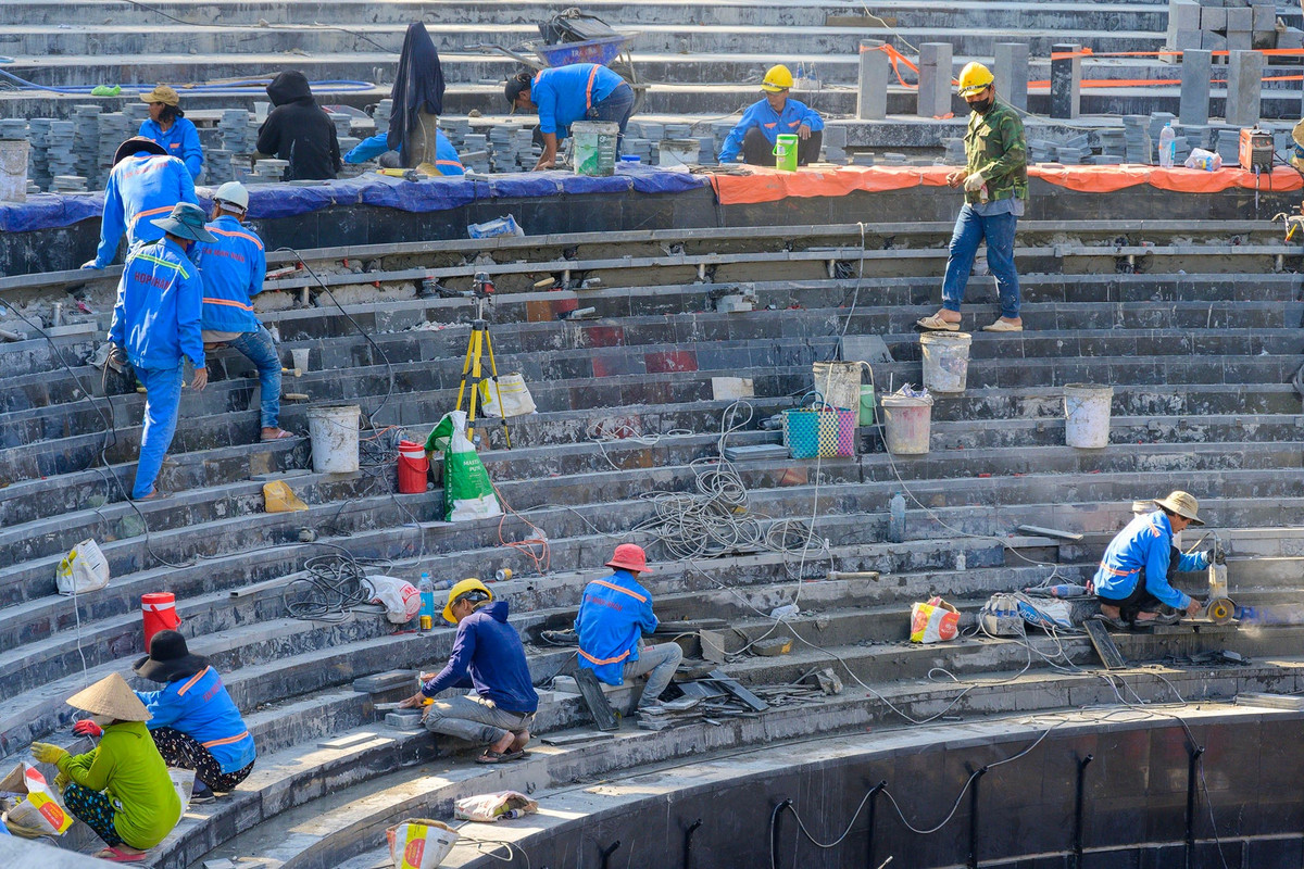 Song song với việc hạ đặt biểu tượng trung tâm, hàng chục công nhân đang làm việc liên tục tại các khu vực khác của công viên. Các hạng mục như lát đá lối đi, hoàn thiện quảng trường, lắp đặt hệ thống chiếu sáng và cảnh quan cây xanh được triển khai đồng loạt.