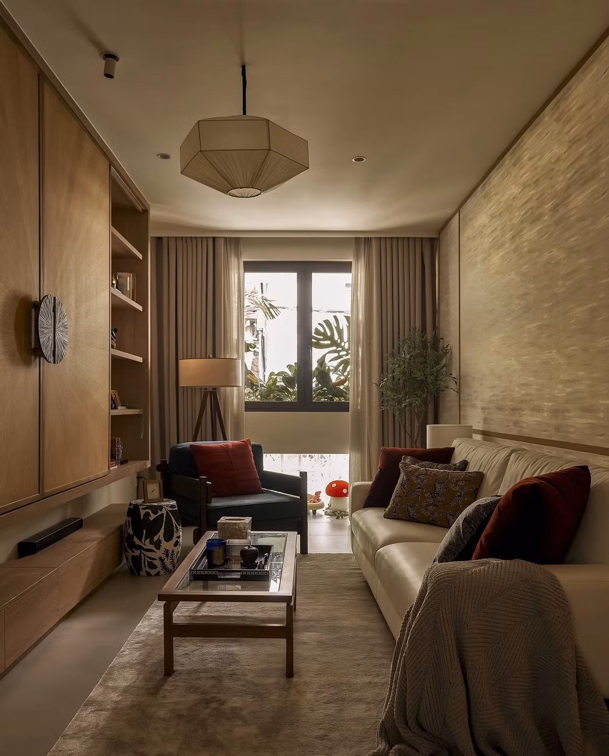 Tầng 1 là khu vực sinh hoạt chung gồm phòng khách, bếp. Ảnh: Phú Đào