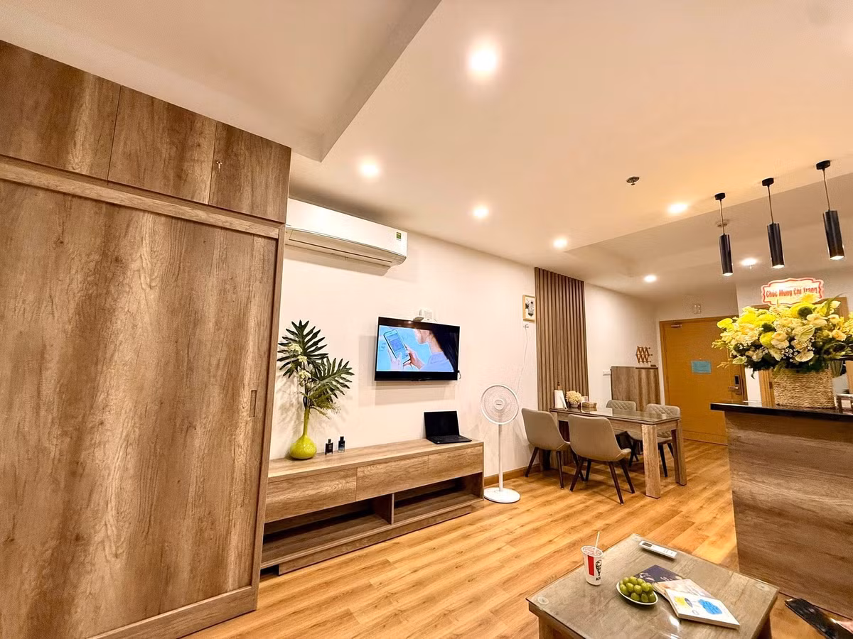 Phòng khách ấm cúng với tông màu gỗ chủ đạo. Ảnh: FB Trang Hoàng