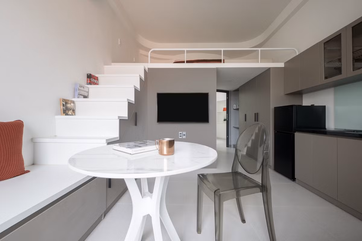 6 căn hộ kiểu gác lửng và hai phòng tiêu chuẩn được bố trí gọn gàng trong khối nhà hẹp. Ảnh: Sonmeo Nguyen Art Studio