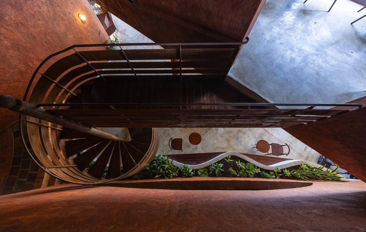 Các khu vực phụ được ốp đá tự nhiên không đồng đều. Ảnh: Trieu Chien