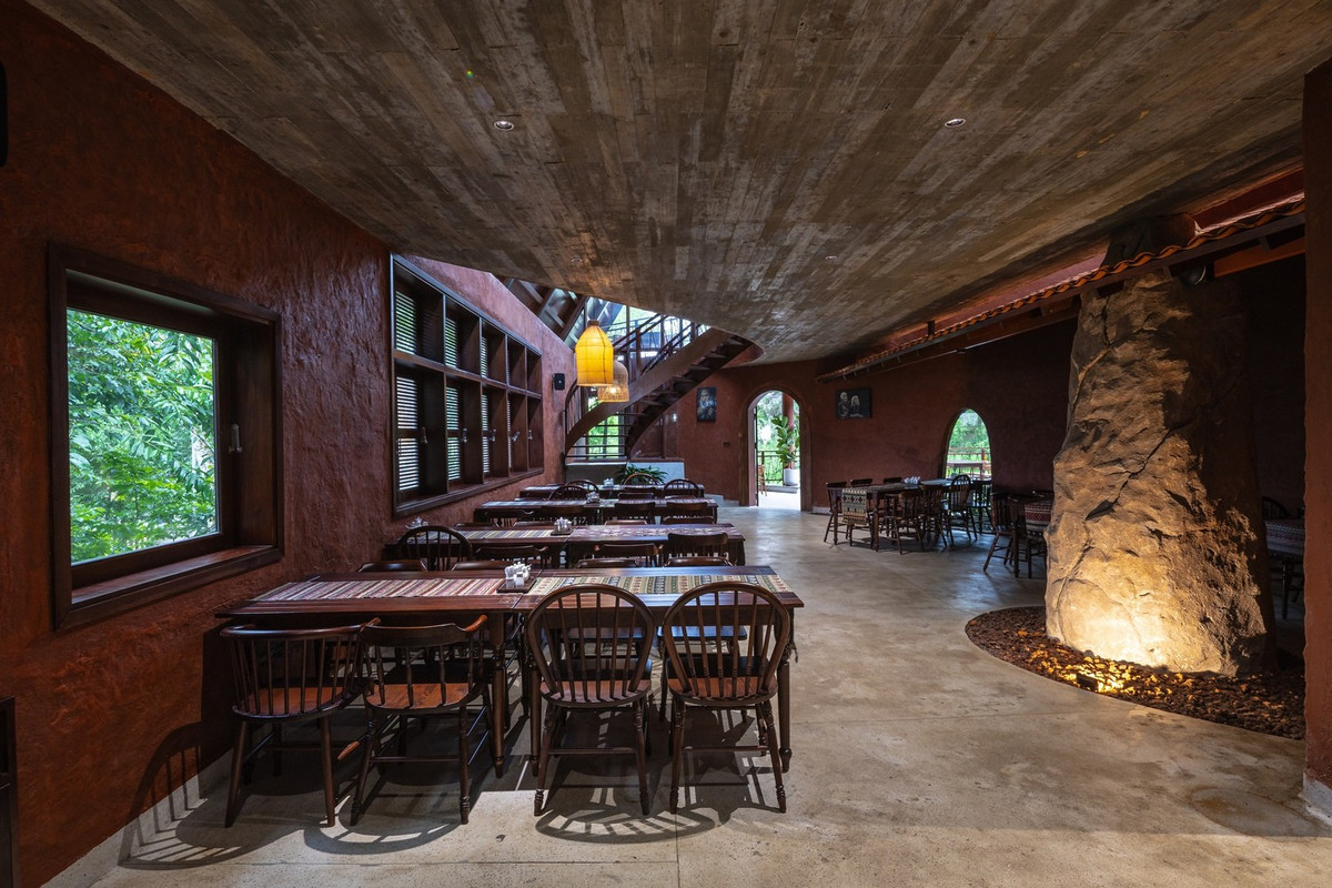 Những bức tường xây trát vữa được hoàn thiện với tông màu đỏ thẫm gợi lên hình ảnh đất bazan đặc trưng trong vùng. Ảnh: Trieu Chien