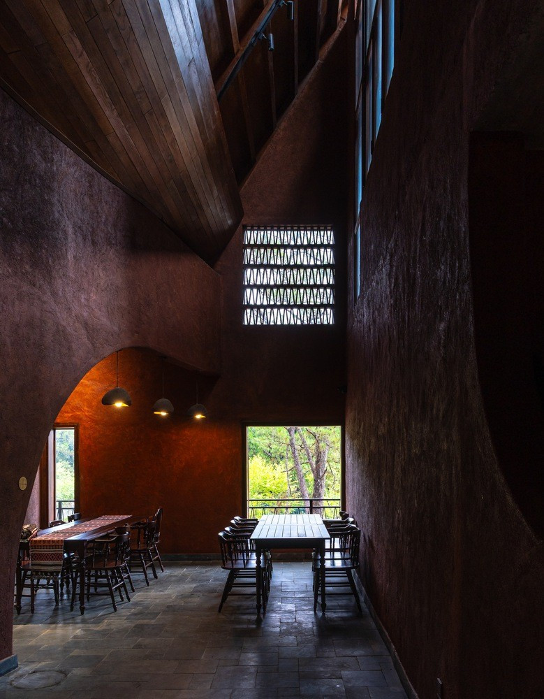 Sàn nhà thể hiện sự phân cấp không gian: gạch đất nung tỏa ra từ sảnh trung tâm, lối đi kết nối sử dụng đá mài. Ảnh: Trieu Chien