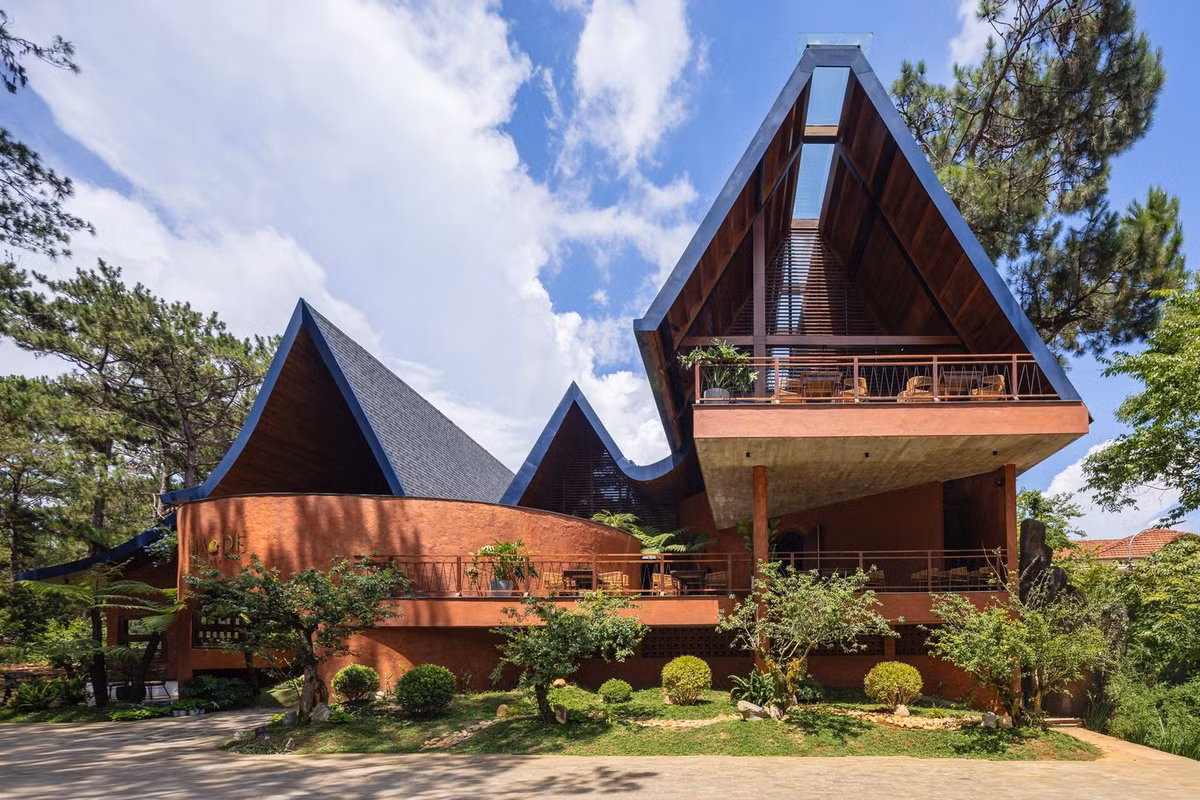 Tọa lạc tại Măng Đen, khu đất rộng 1.000m2 được bao bọc bởi rừng thông nguyên sơ ở ba phía, một khung cảnh được tạo nên bởi sương mù, mưa và khí hậu vùng cao mát mẻ, mang đến bầu không khí thanh bình. Ảnh: Trieu Chien