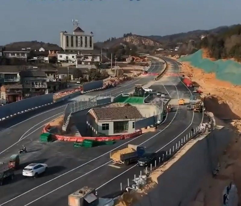 View - "Ngôi nhà cô độc" chắn giữa đường cao tốc gây xôn xao giờ ra sao? | Báo Tri thức và Cuộc sống - TIN TỨC PHỔ BIẾN KIẾN THỨC 24H