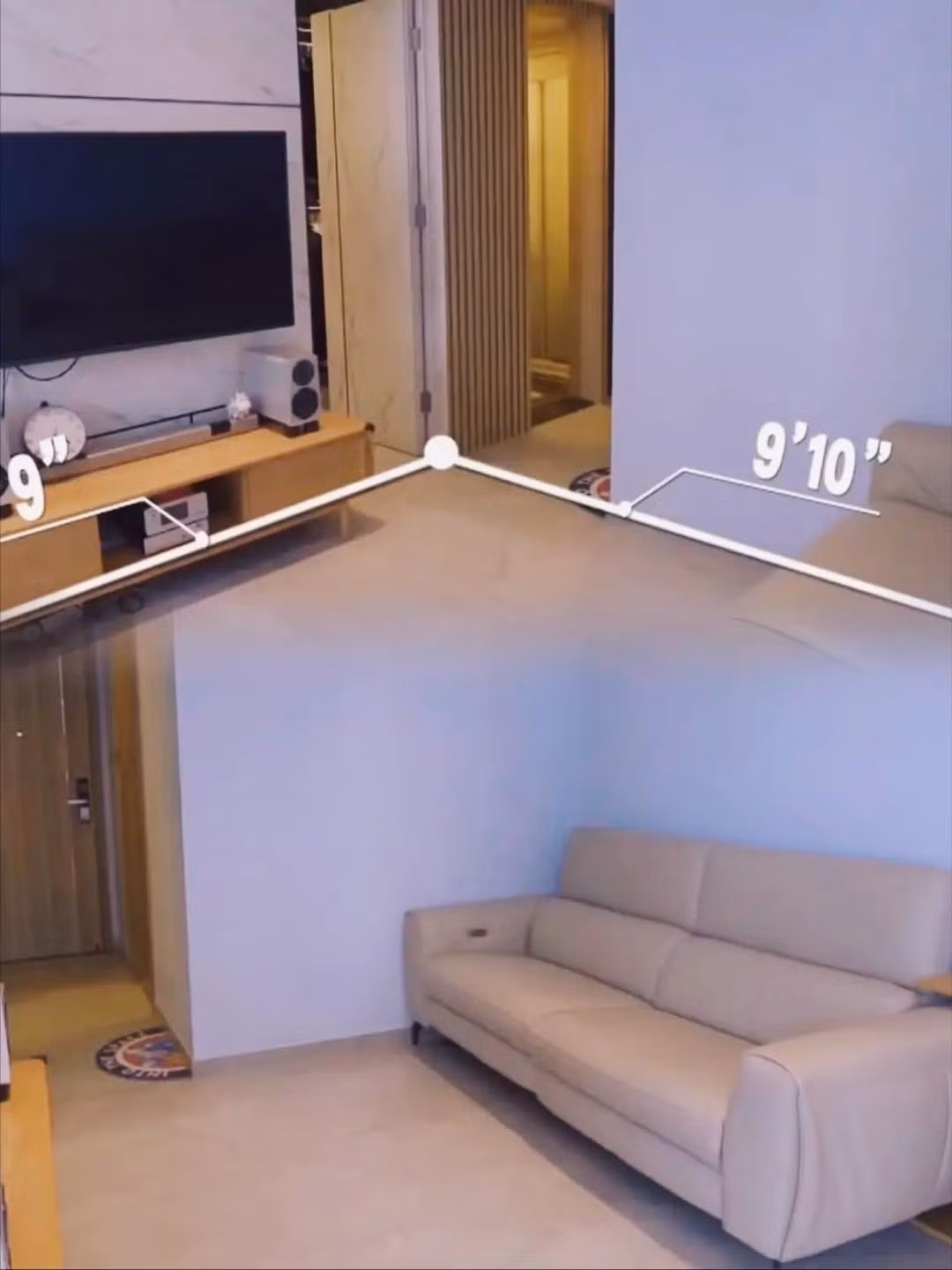 Lối vào nhà thiết kế gọn gàng với tủ âm tường để giày dép. Đối diện là phòng vệ sinh, bên phải là khu sinh hoạt chung bao gồm phòng khách, phòng ăn và bếp. Ảnh: Toutiao