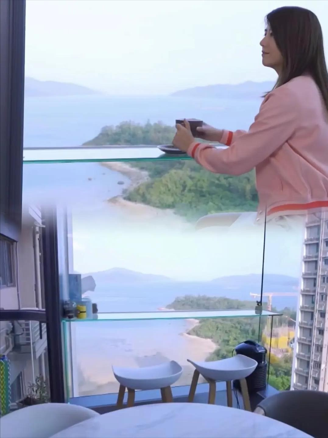 Ngôi nhà không quá rộng nhưng sở hữu view biển lung linh, chỉ cần mở cửa sổ là thấy bãi cát trải dài cùng nắng vàng lộng gió. Ảnh: Toutiao
