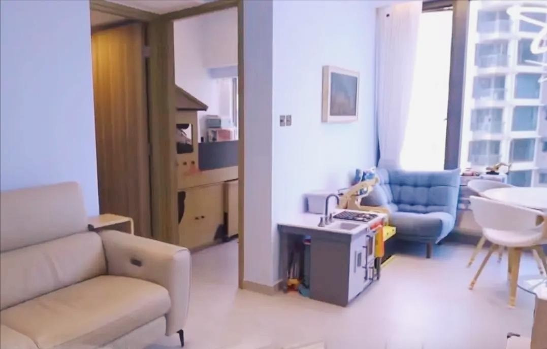 Ghế sofa màu be đặt sát tường giúp không gian thêm nhẹ nhàng, thanh thoát. Ảnh: Toutiao