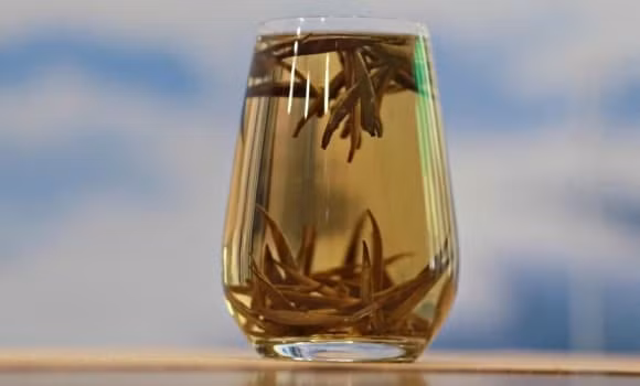 Khi pha, trà Bạch Long tỏa ra hương thơm ngọt thanh đặc trưng với hậu vị kéo dài, vượt trội hơn hẳn các loại trà thông thường. Ảnh: Internet