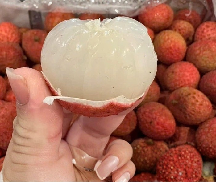 Theo người bán, vải Kiamana có lớp vỏ đỏ đậm, phần cùi dày và giòn. Ảnh: Edunetwork