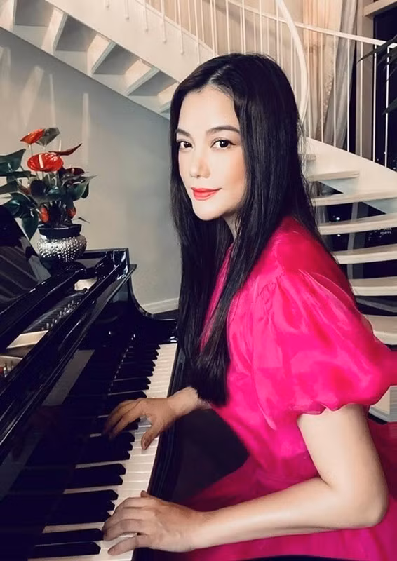 Chiếc đàn piano trong phòng giúp người đẹp thư thái sau những giờ làm việc căng thẳng. Ảnh: FB Trương Ngọc Ánh