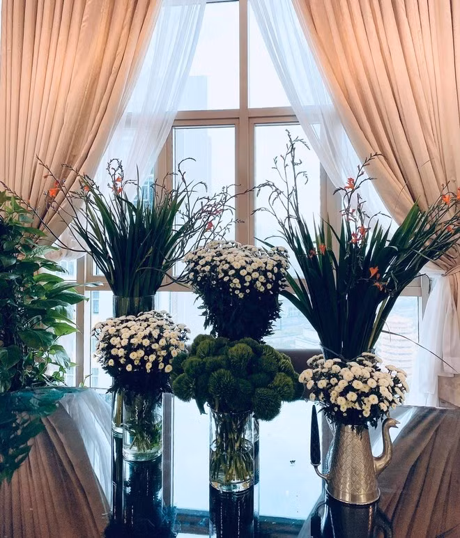 Căn nhà được nữ nghệ sĩ tô điểm bằng nhiều loại hoa tươi. Ảnh: FB Trương Ngọc Ánh