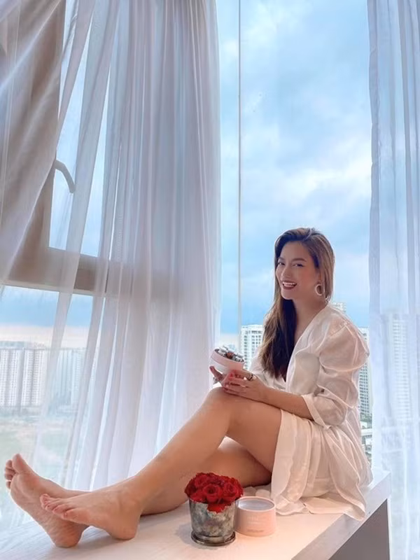 Nữ diễn viên tận hưởng cuộc sống bình yên trong cơ ngơi tiện nghi, view triệu đô. Ảnh: FB Trương Ngọc Ánh >>> Mời độc giả xem video: Nhà 25m2 - cơ hội cho nhiều người. Nguồn: VTV24
